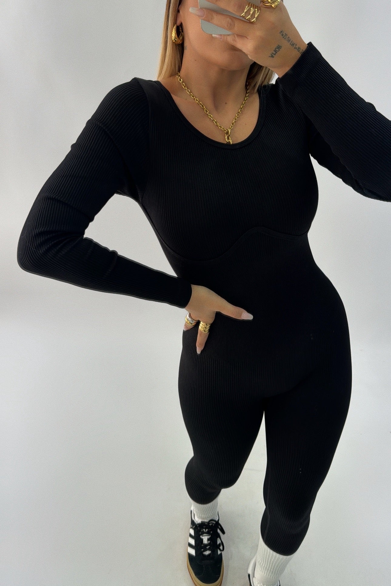 MONO BLACK