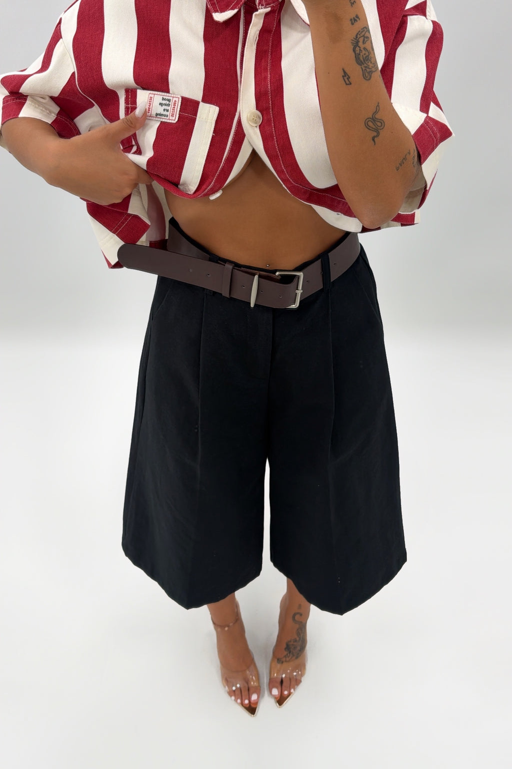 PANTALÓN BERMUDE CON CINTURÓN