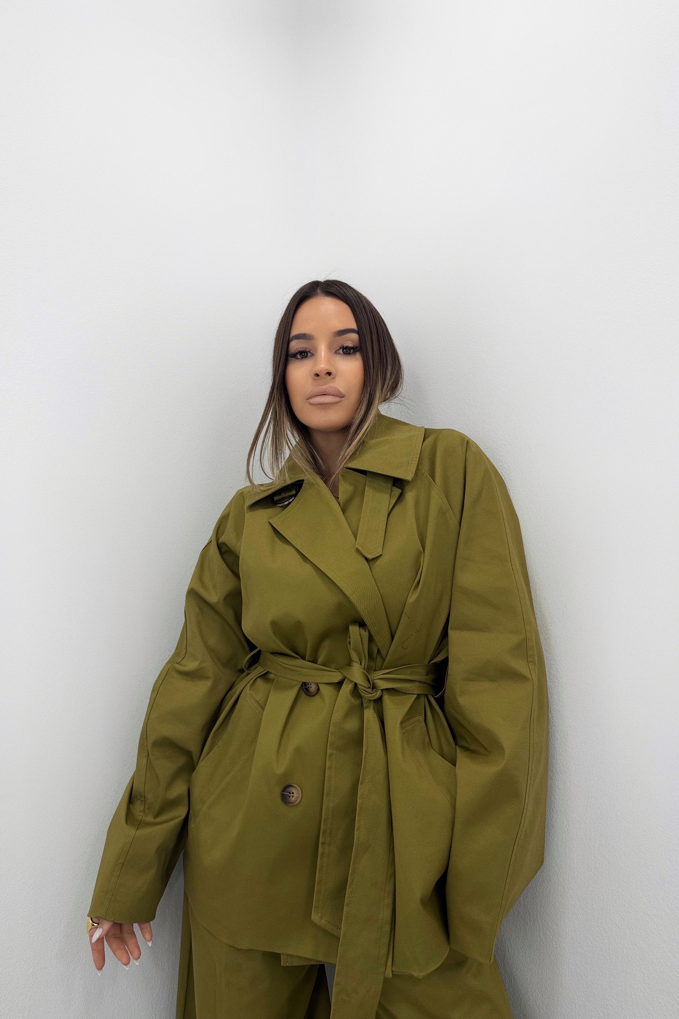 TRENCH CON CAPA LUMINA