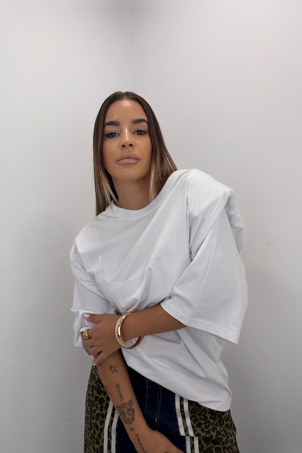 CAMISETA BASIC HOMBRERAS LUMINA