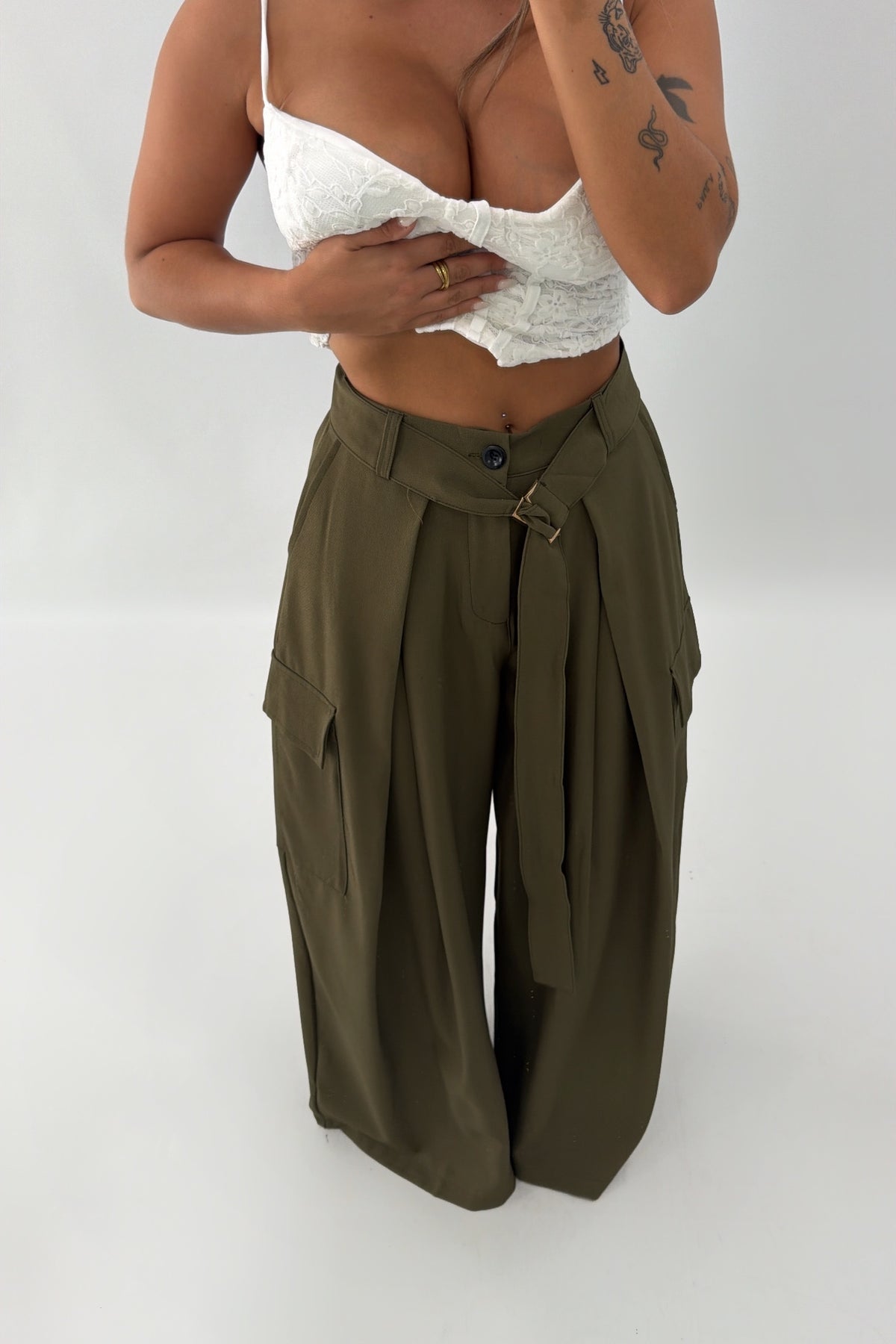 PANTALÓN CARGO CON CINTURÓN