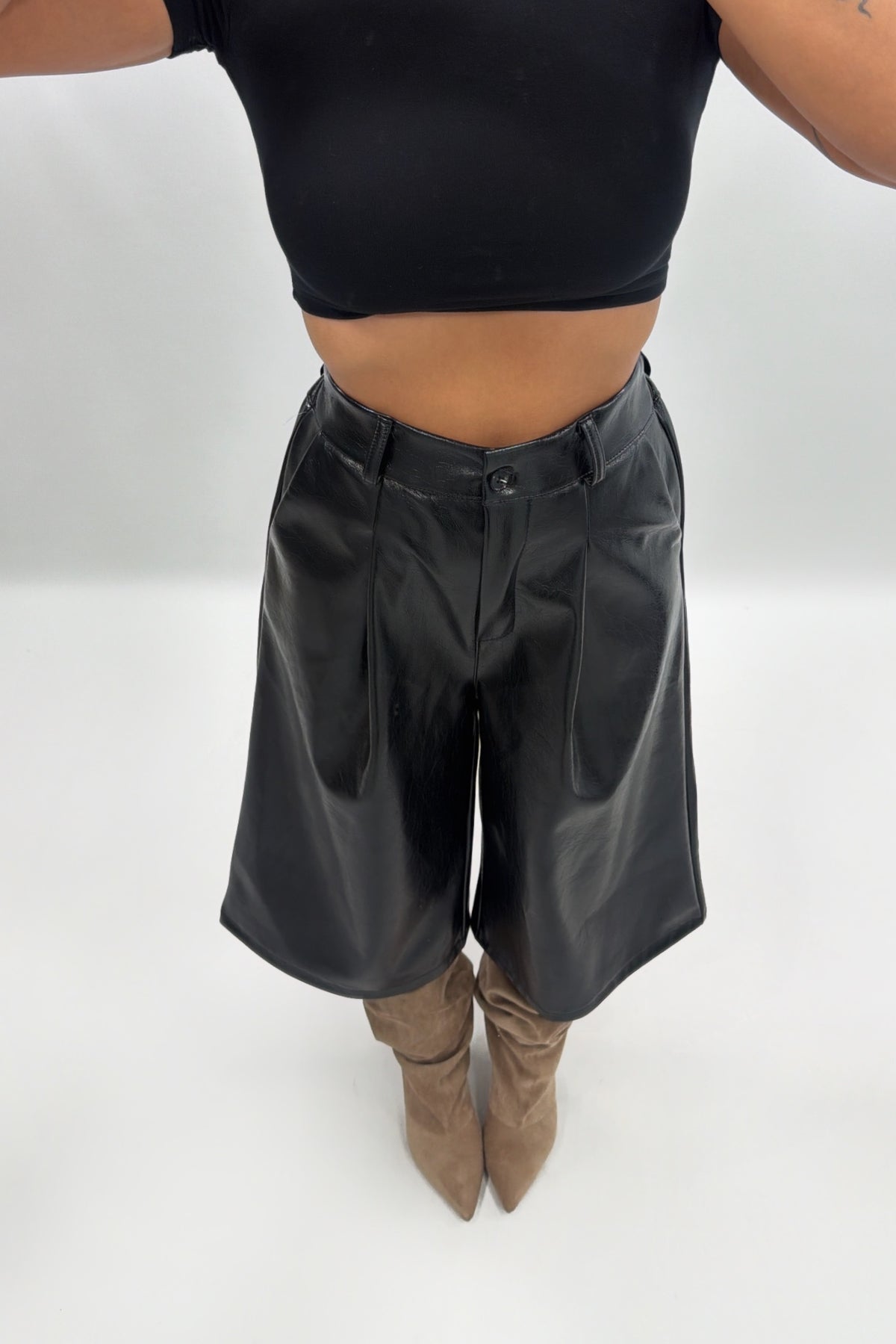 PANTALÓN BERMUDA POLIPIEL