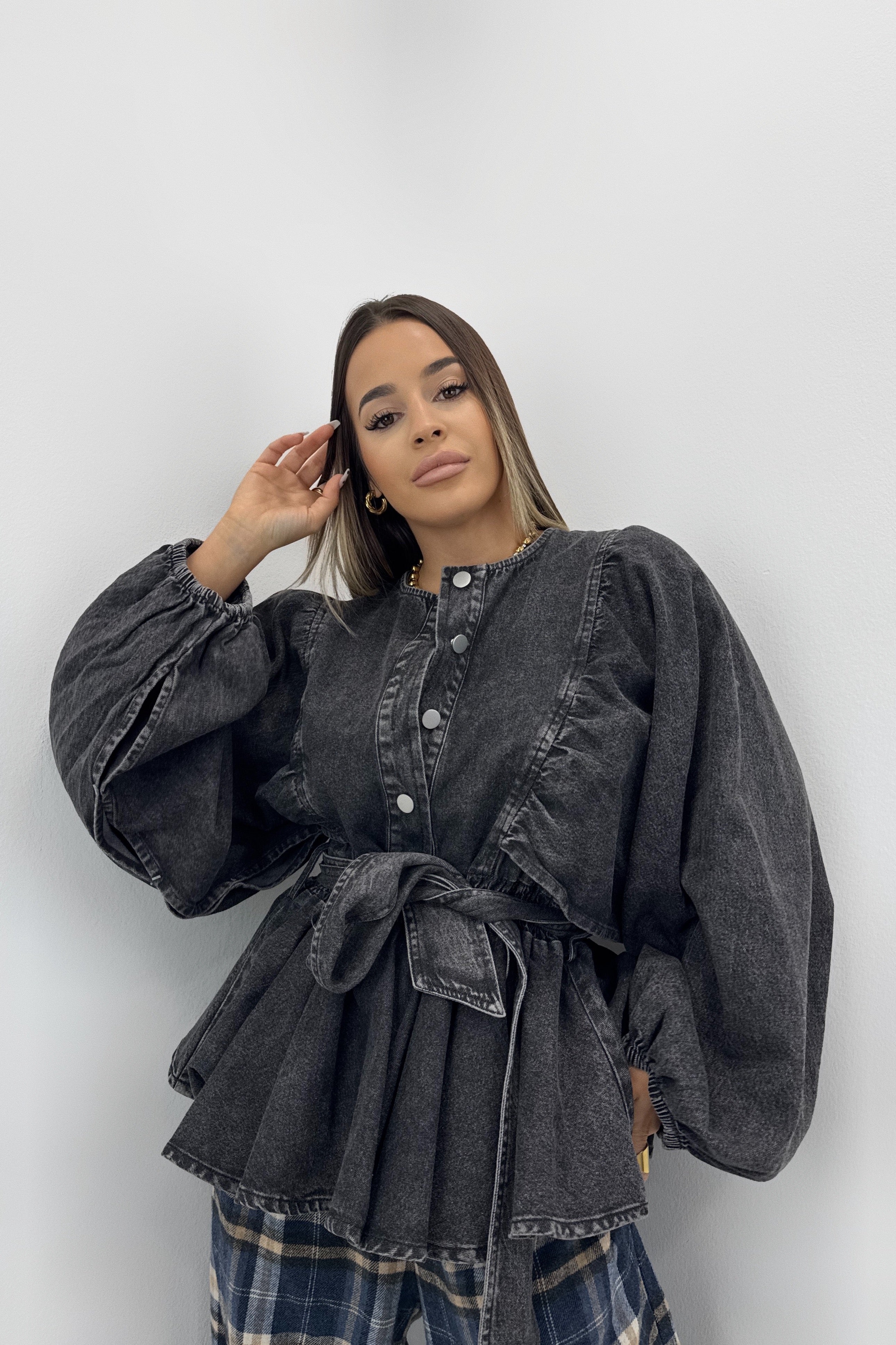 CAMISA DENIM CON CINTURÓN