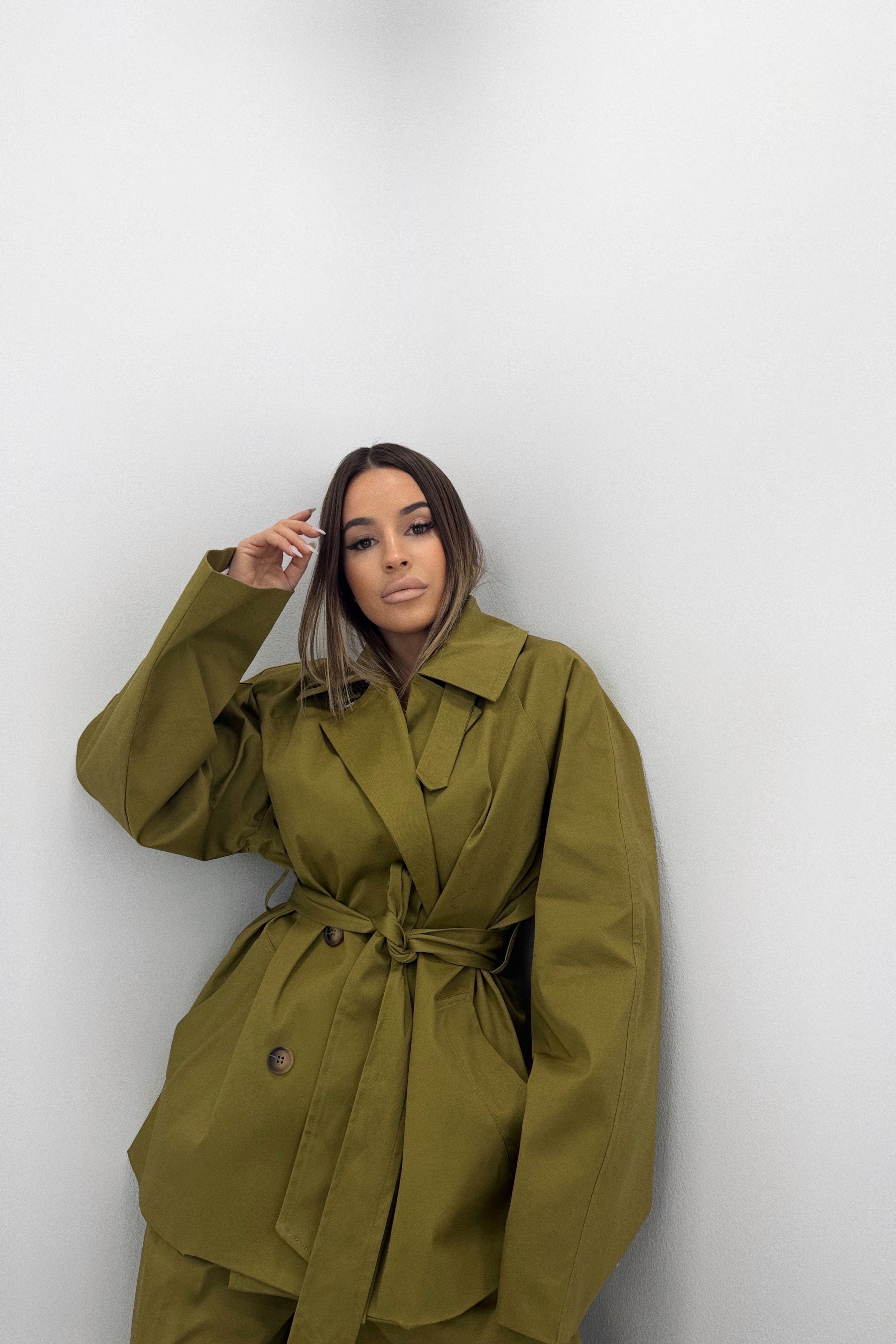 TRENCH CON CAPA LUMINA