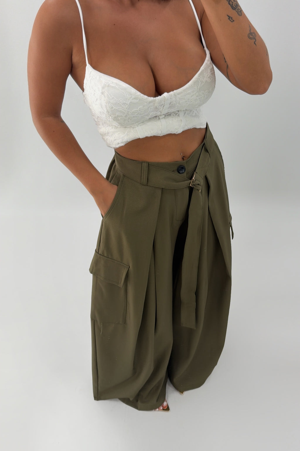 PANTALÓN CARGO CON CINTURÓN