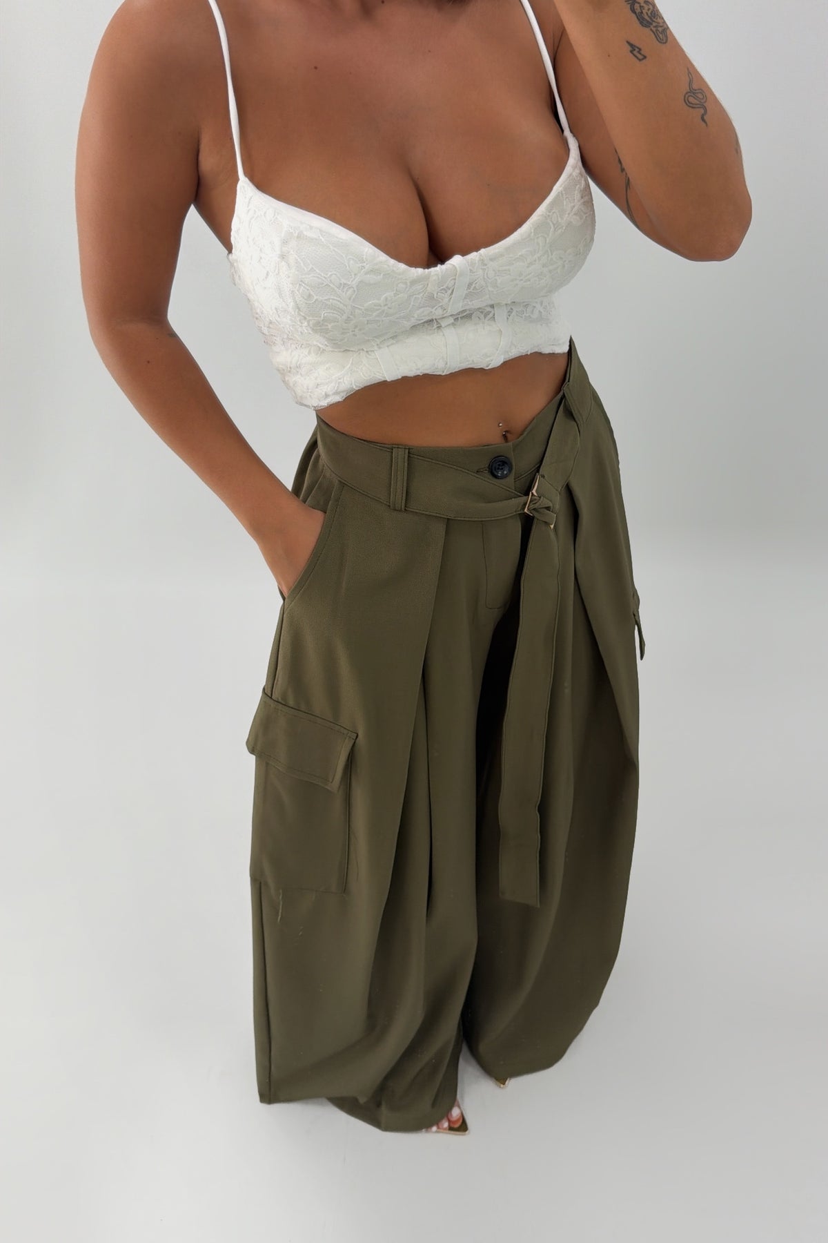 PANTALÓN CARGO CON CINTURÓN