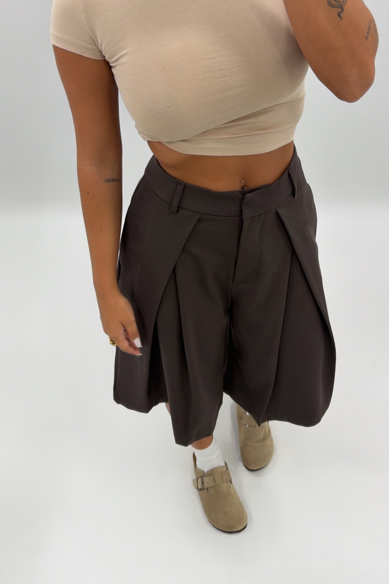 PANTALÓN BERMUDE MARRÓN