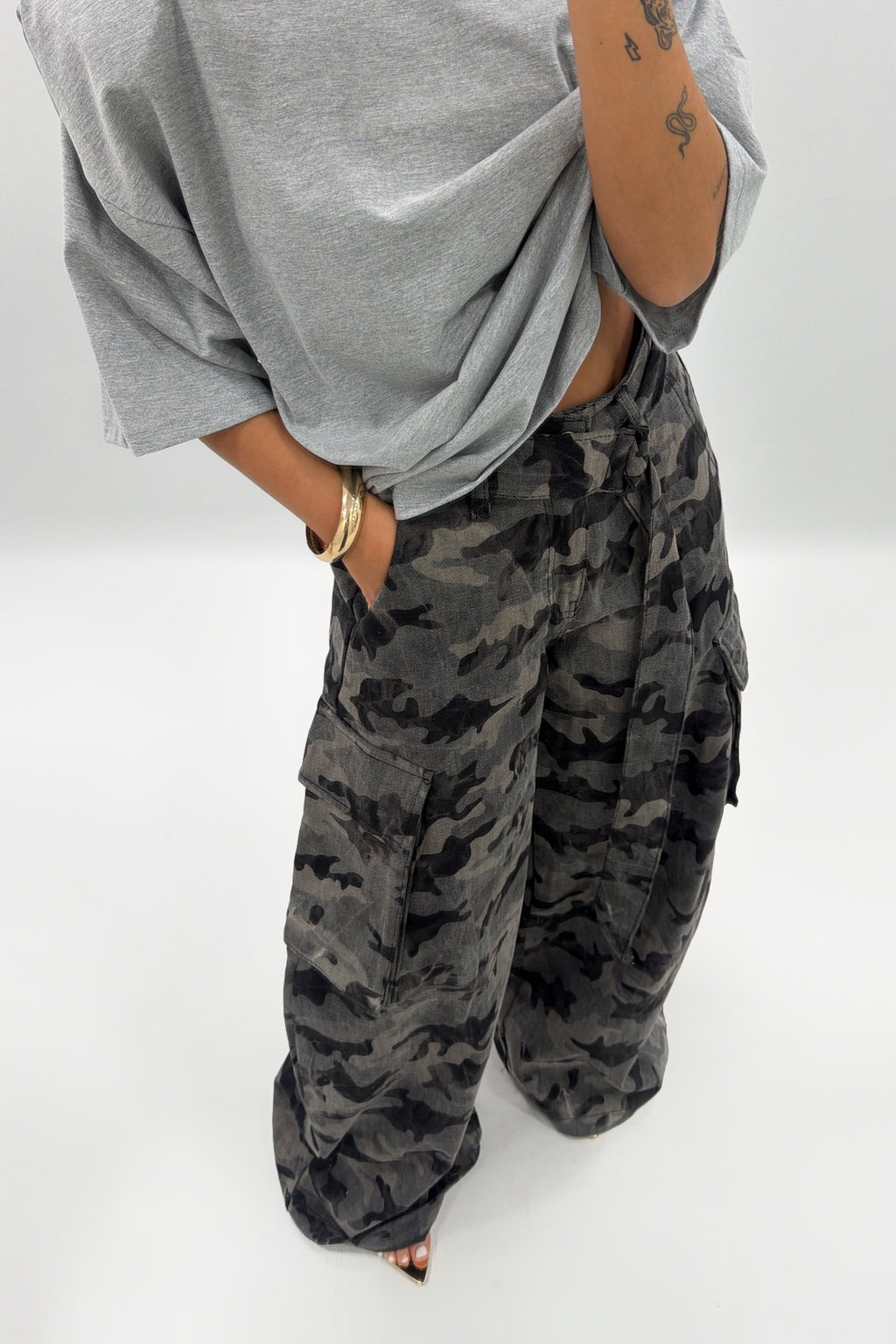 JEANS CAMUFLAJE CON CINTURÓN
