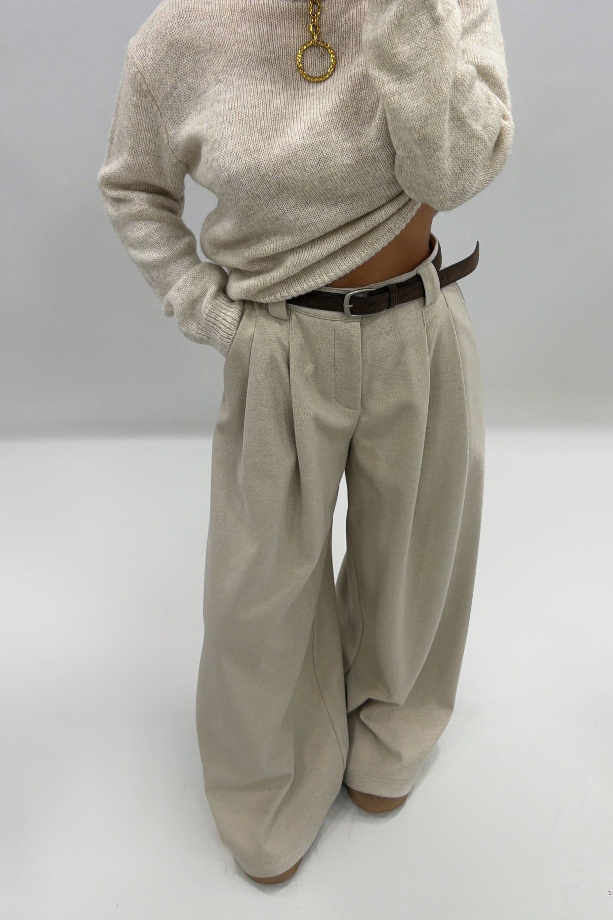 PANTALÓN CON CINTURÓN