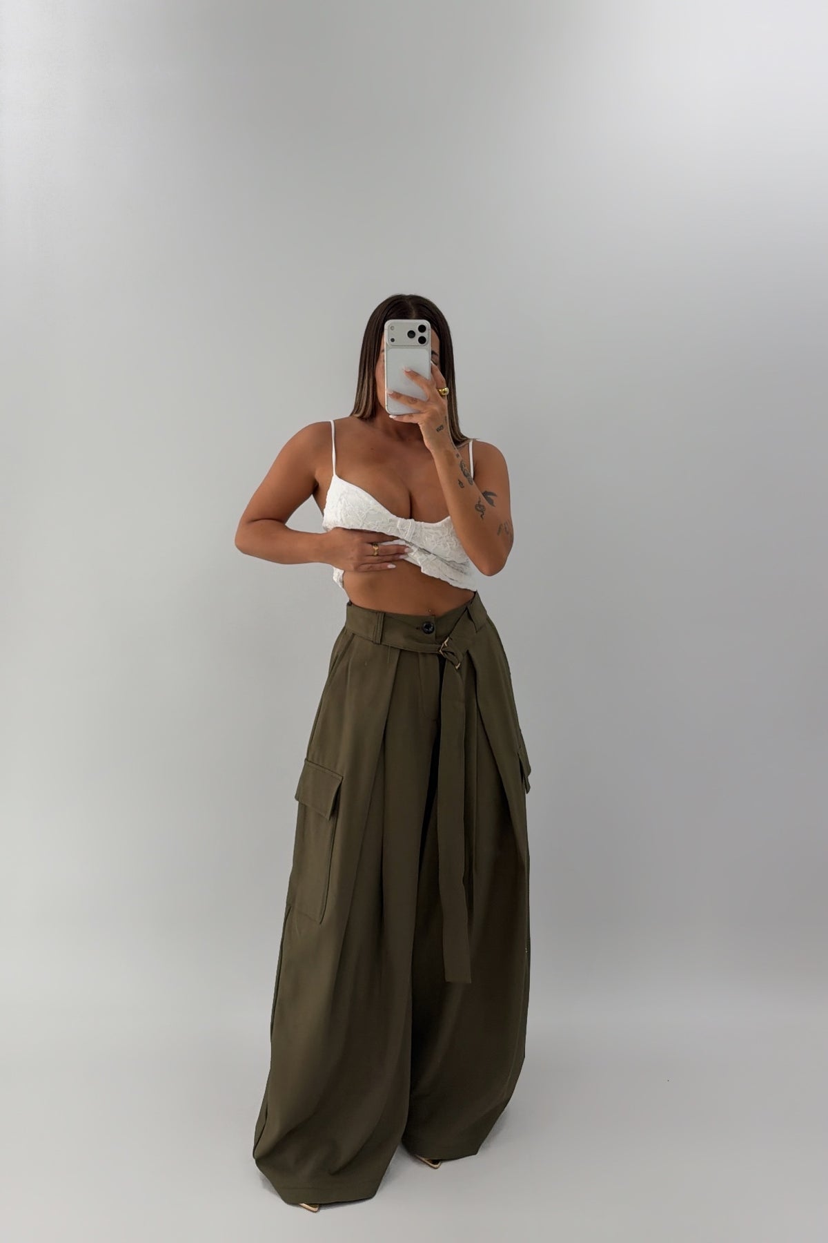 PANTALÓN CARGO CON CINTURÓN