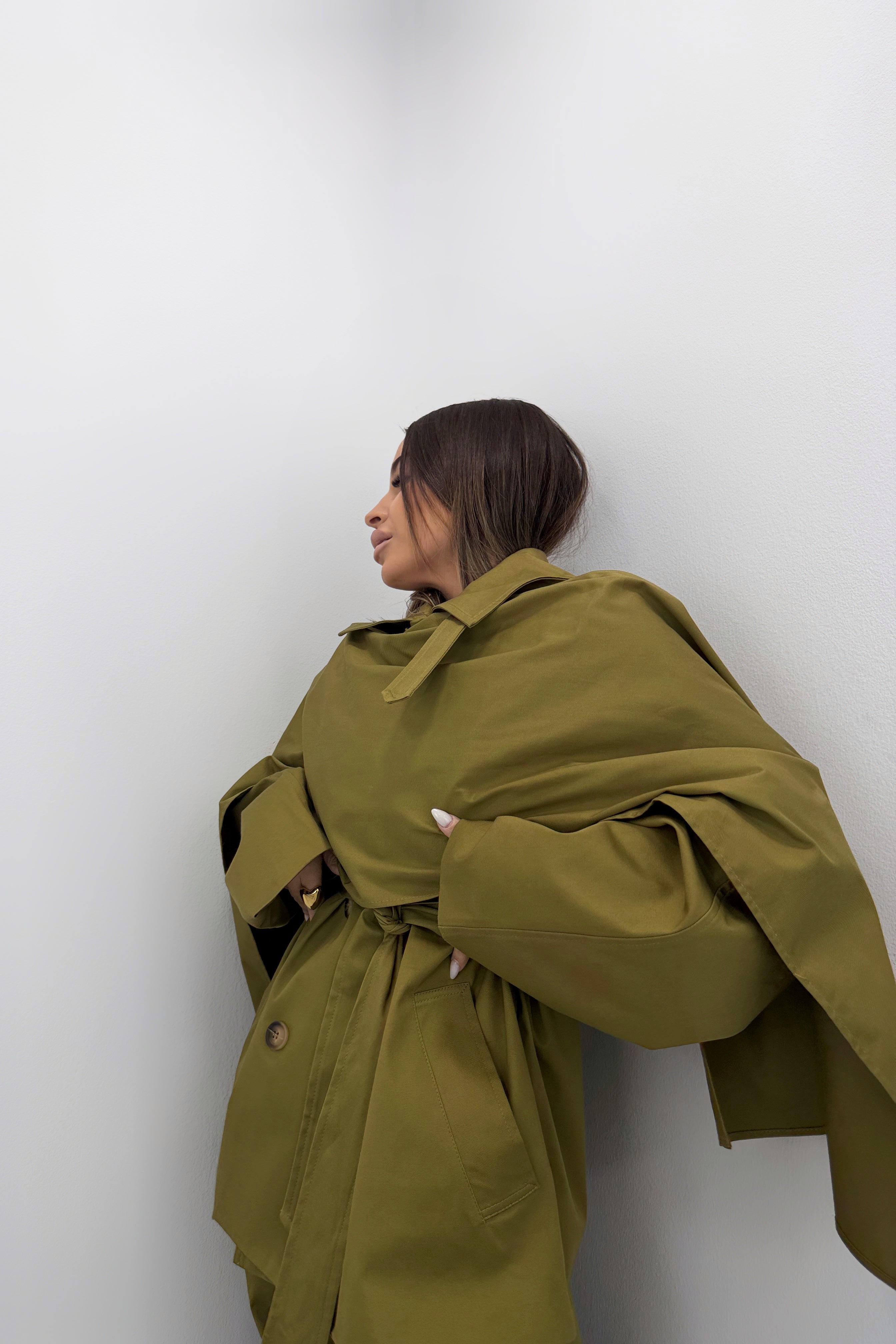 TRENCH CON CAPA LUMINA