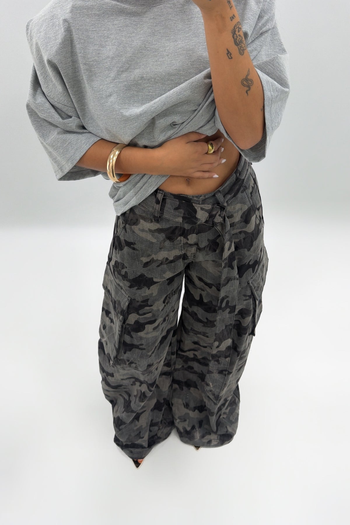 JEANS CAMUFLAJE CON CINTURÓN