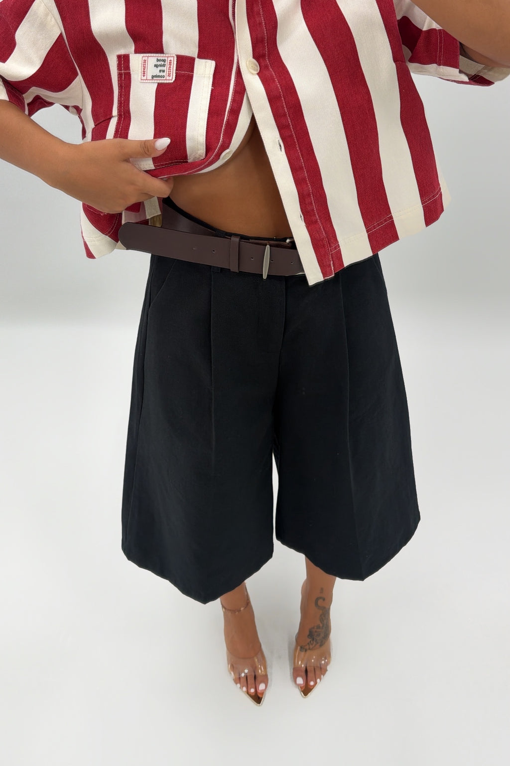 PANTALÓN BERMUDE CON CINTURÓN