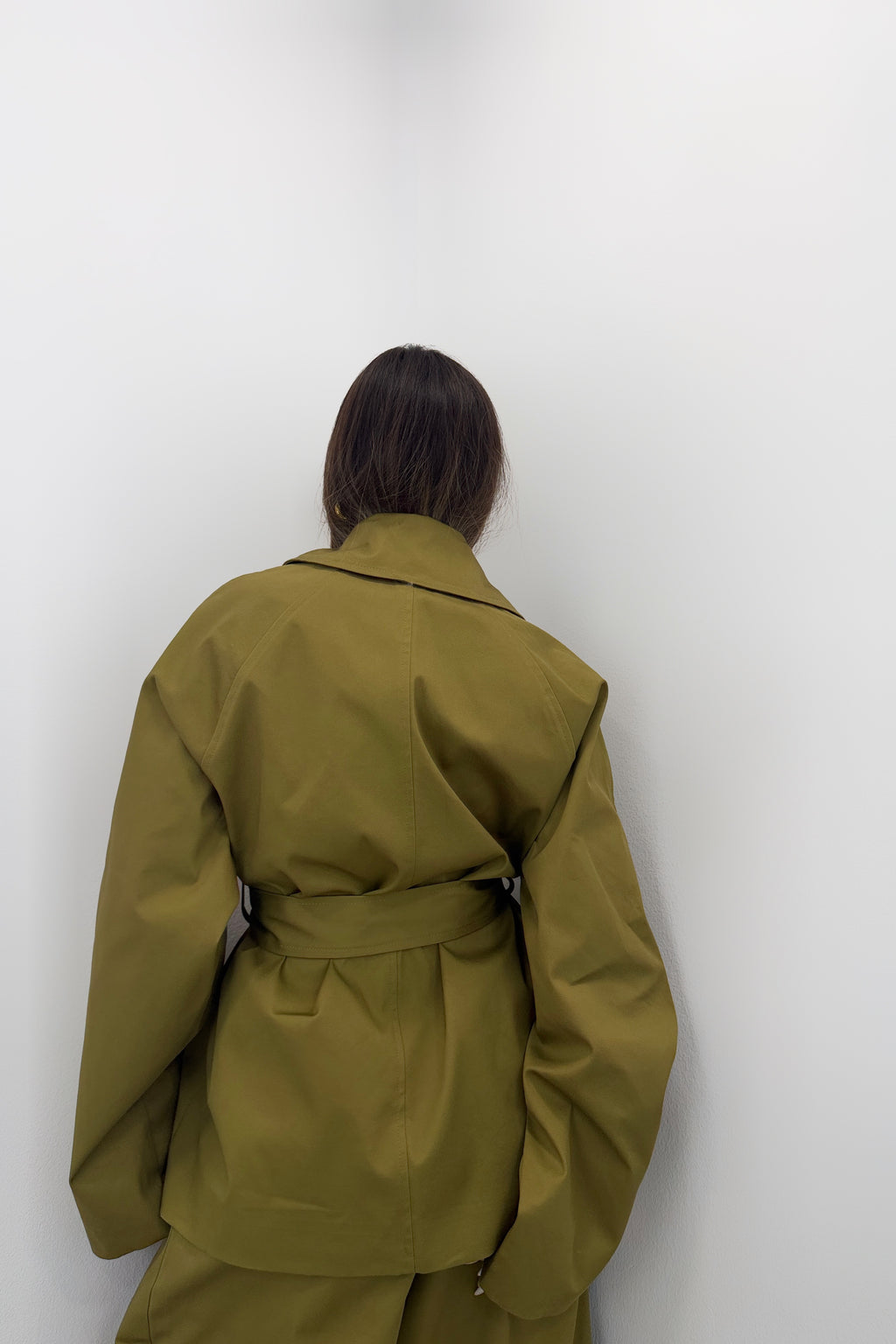 TRENCH CON CAPA LUMINA