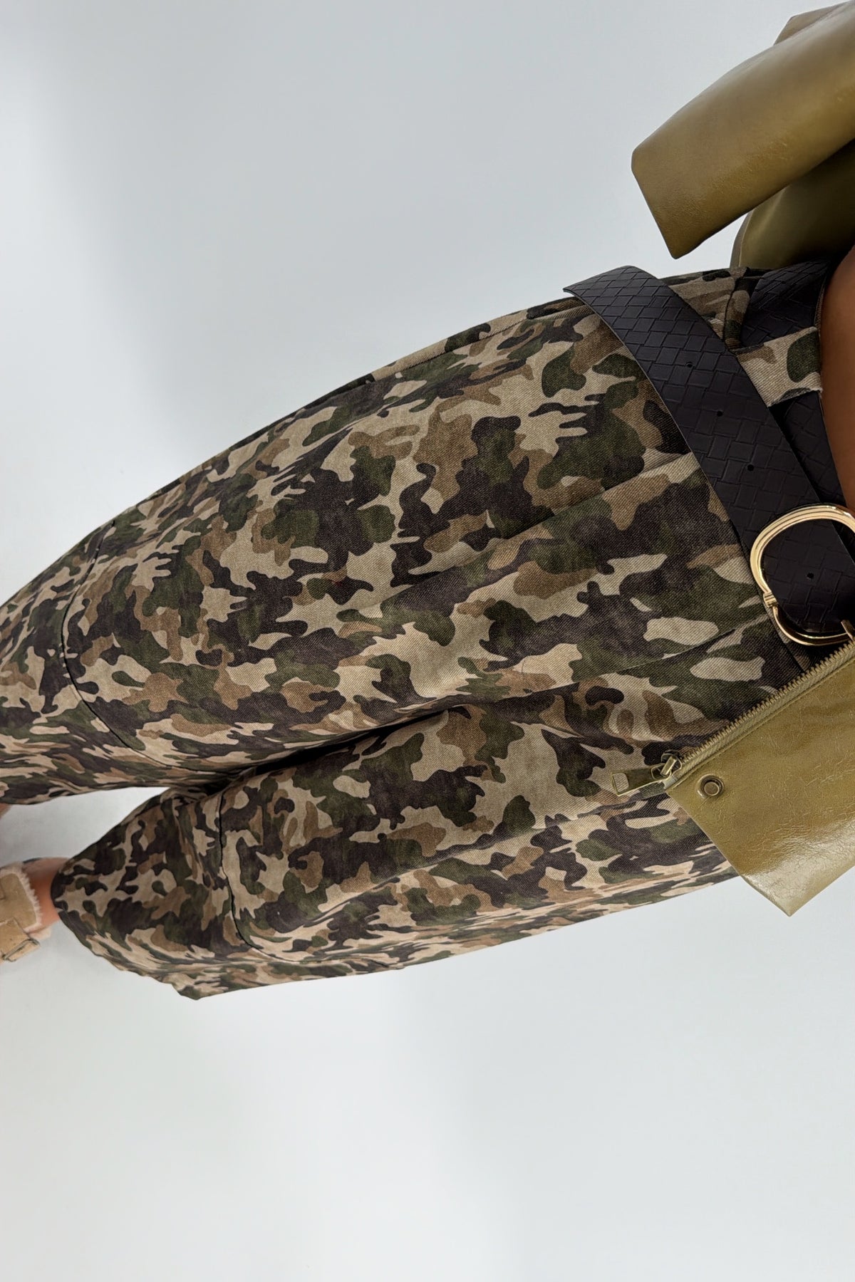 PANTALÓN CAMUFLAJE CON CINTURÓN