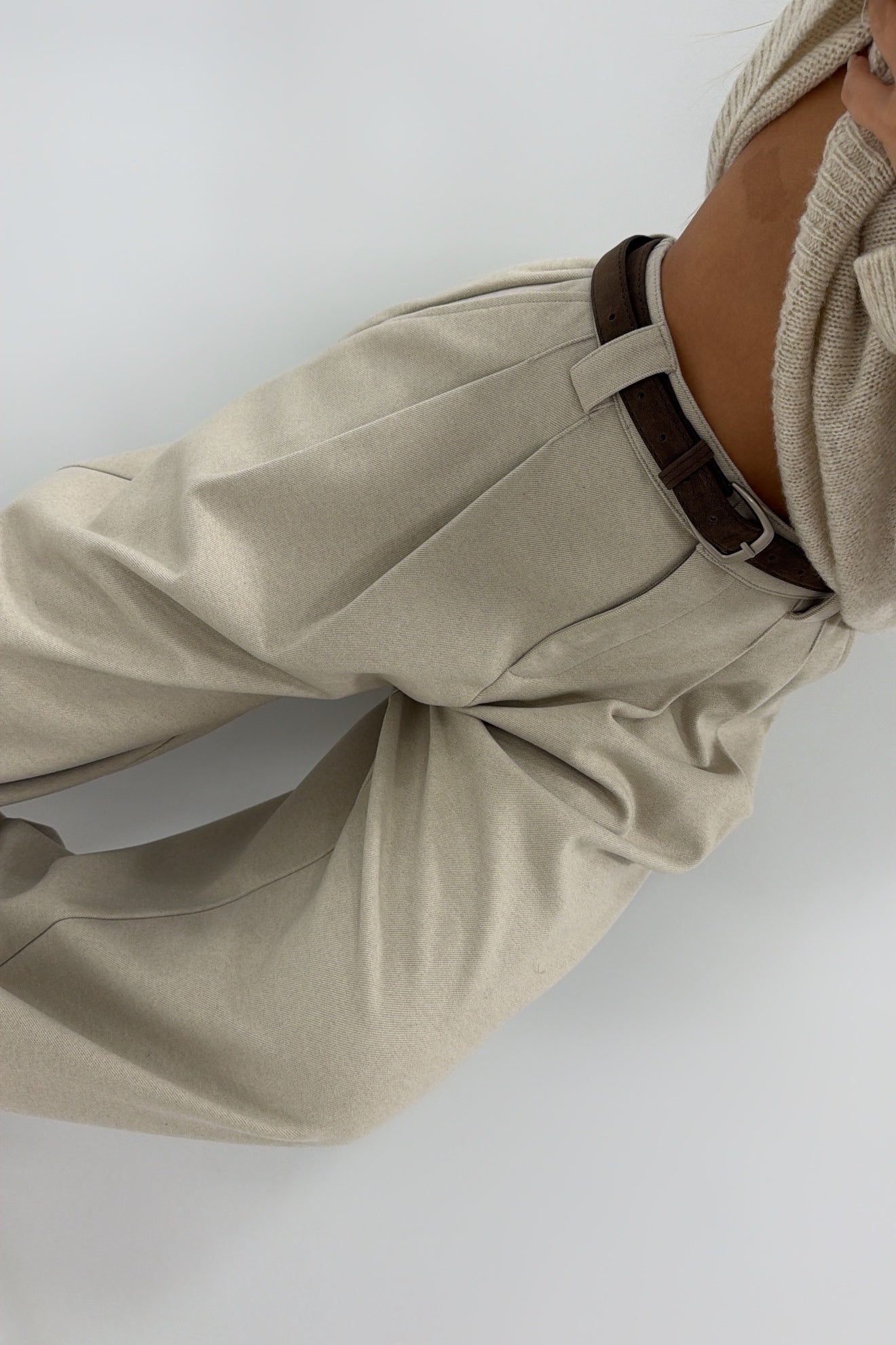 PANTALÓN CON CINTURÓN
