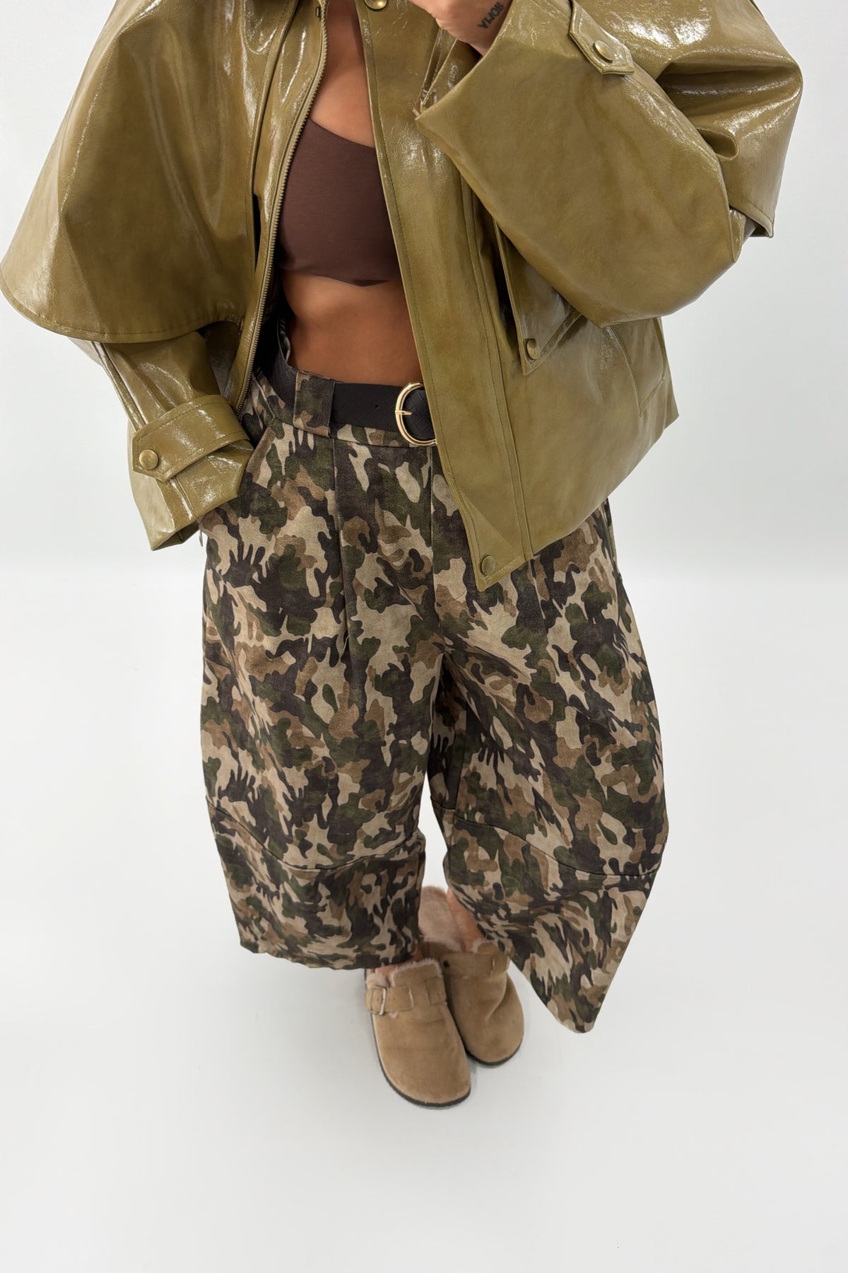 PANTALÓN CAMUFLAJE CON CINTURÓN