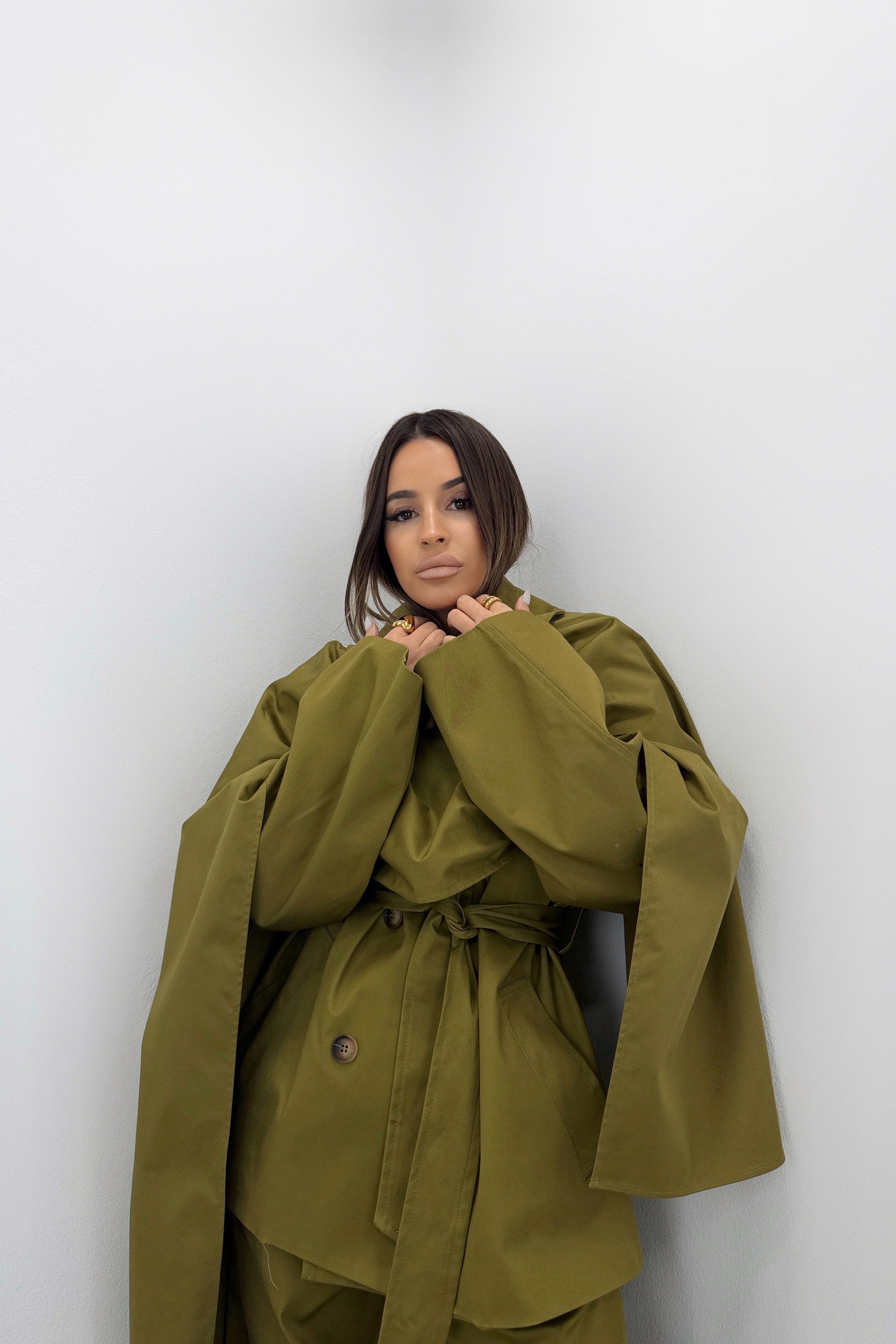 TRENCH CON CAPA LUMINA