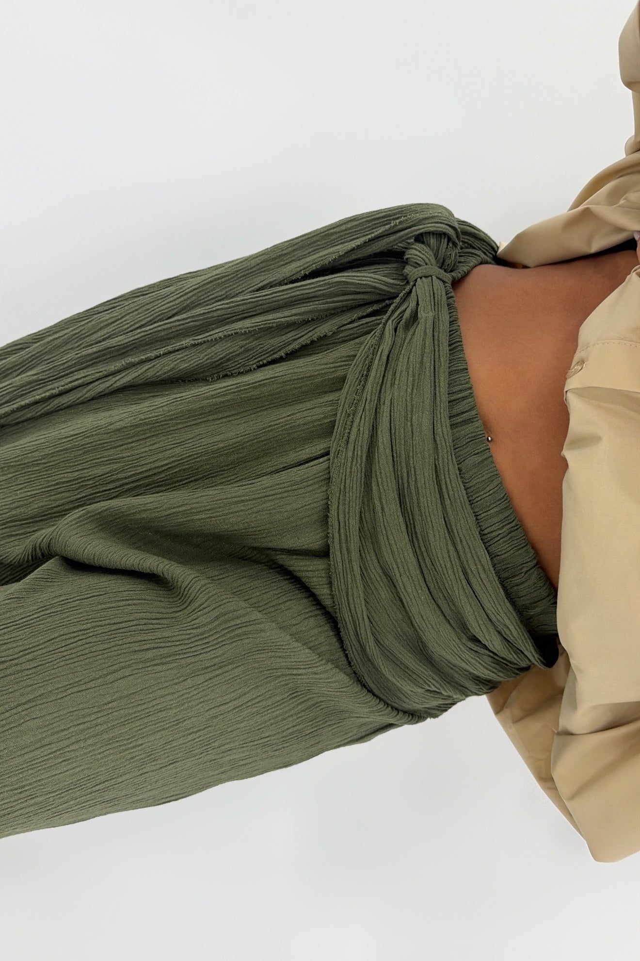 PANTALÓN FLUID CON PAÑUELO