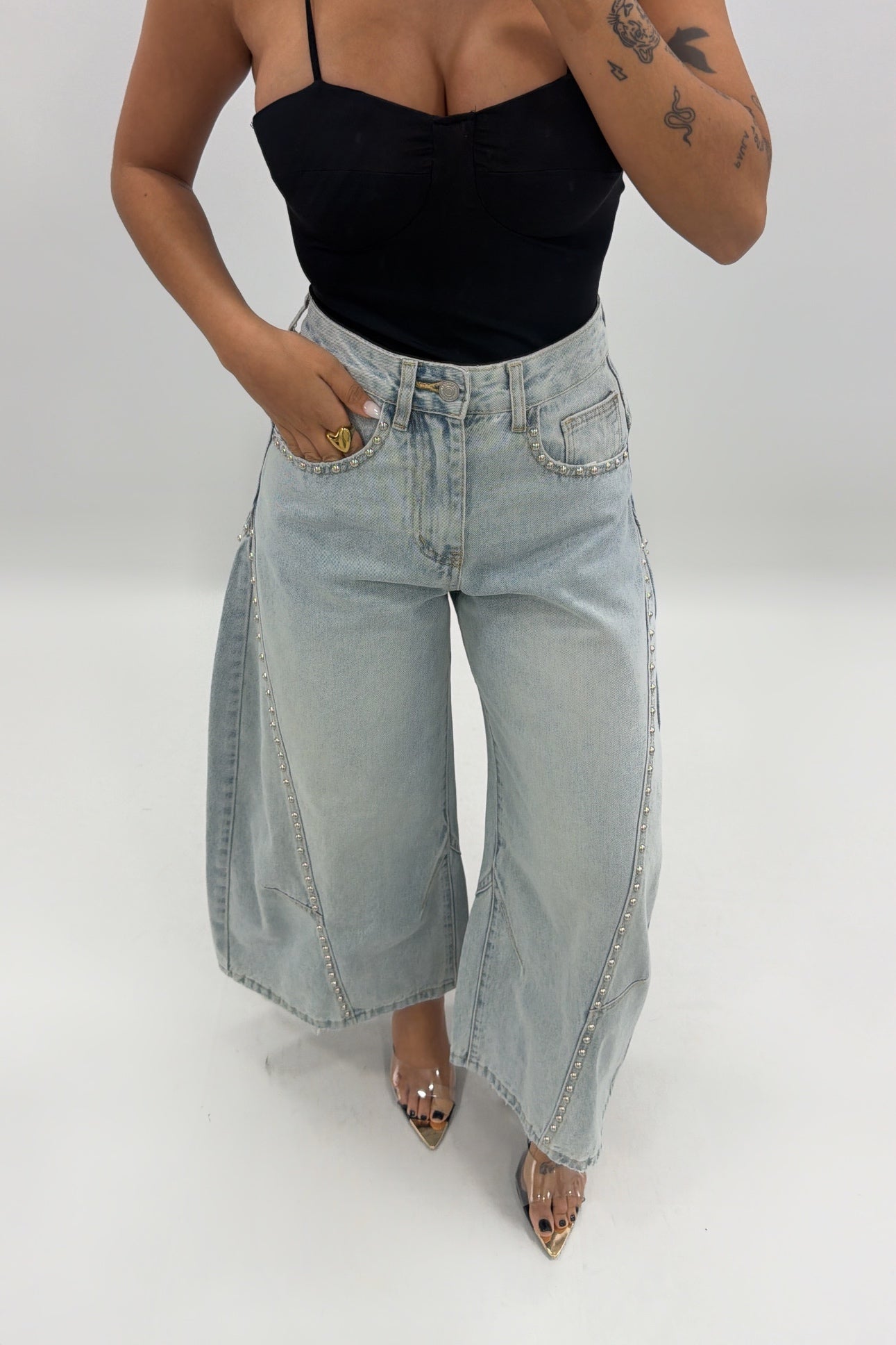 PANTALÓN DENIM TACHUELA