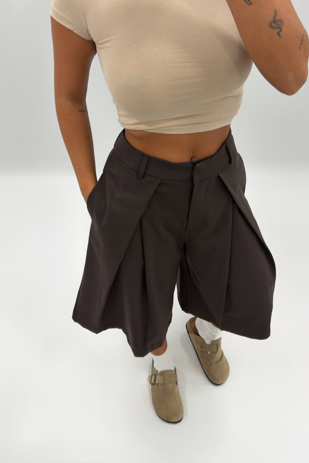 PANTALÓN BERMUDE MARRÓN