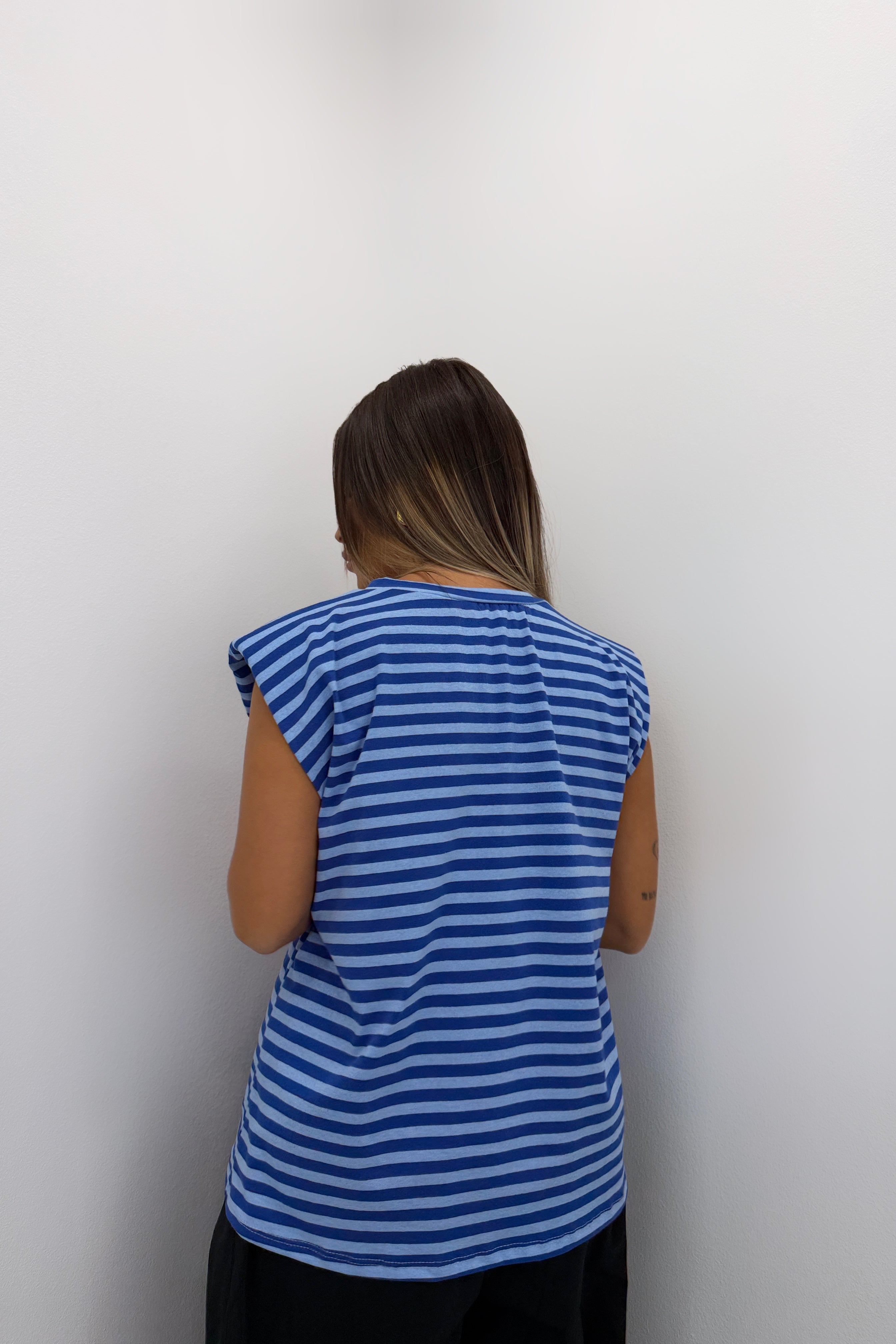 CAMISETA HOMBRERAS