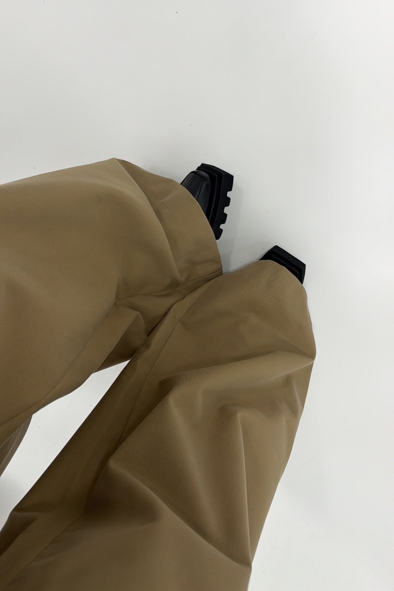 PANTALÓN CON CINTURÓN