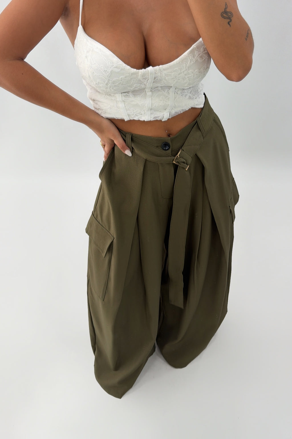 PANTALÓN CARGO CON CINTURÓN