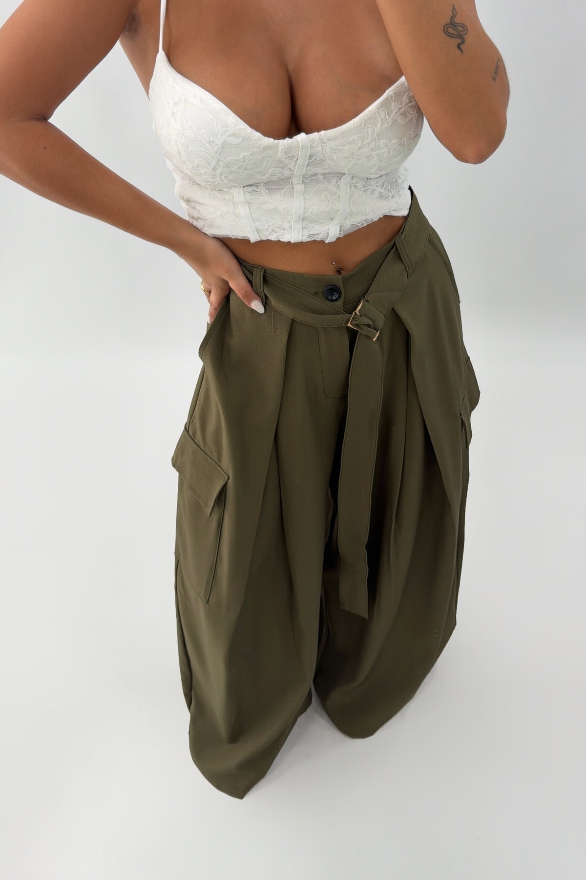 PANTALÓN CARGO CON CINTURÓN