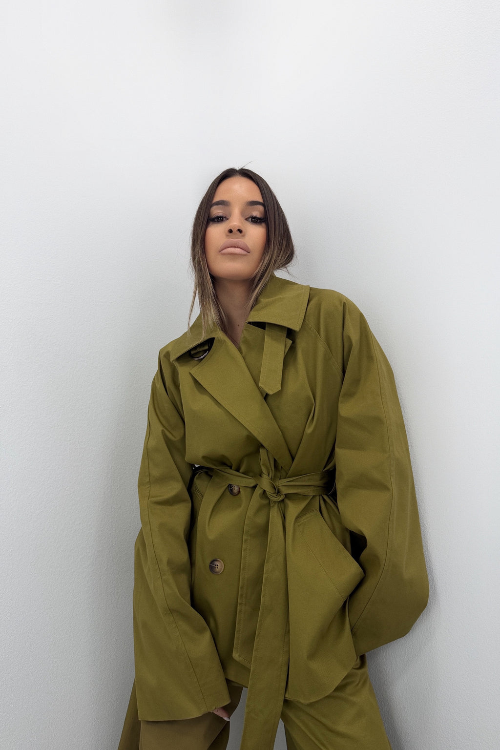 TRENCH CON CAPA LUMINA