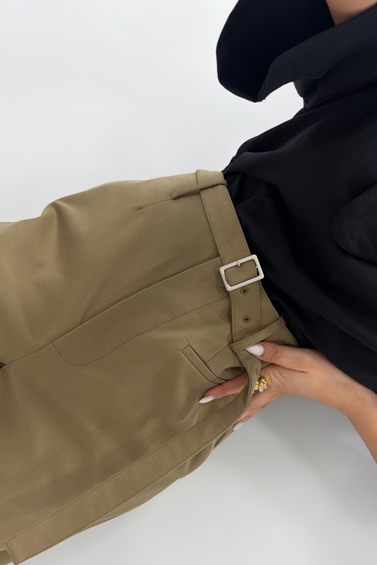 PANTALÓN CON CINTURÓN