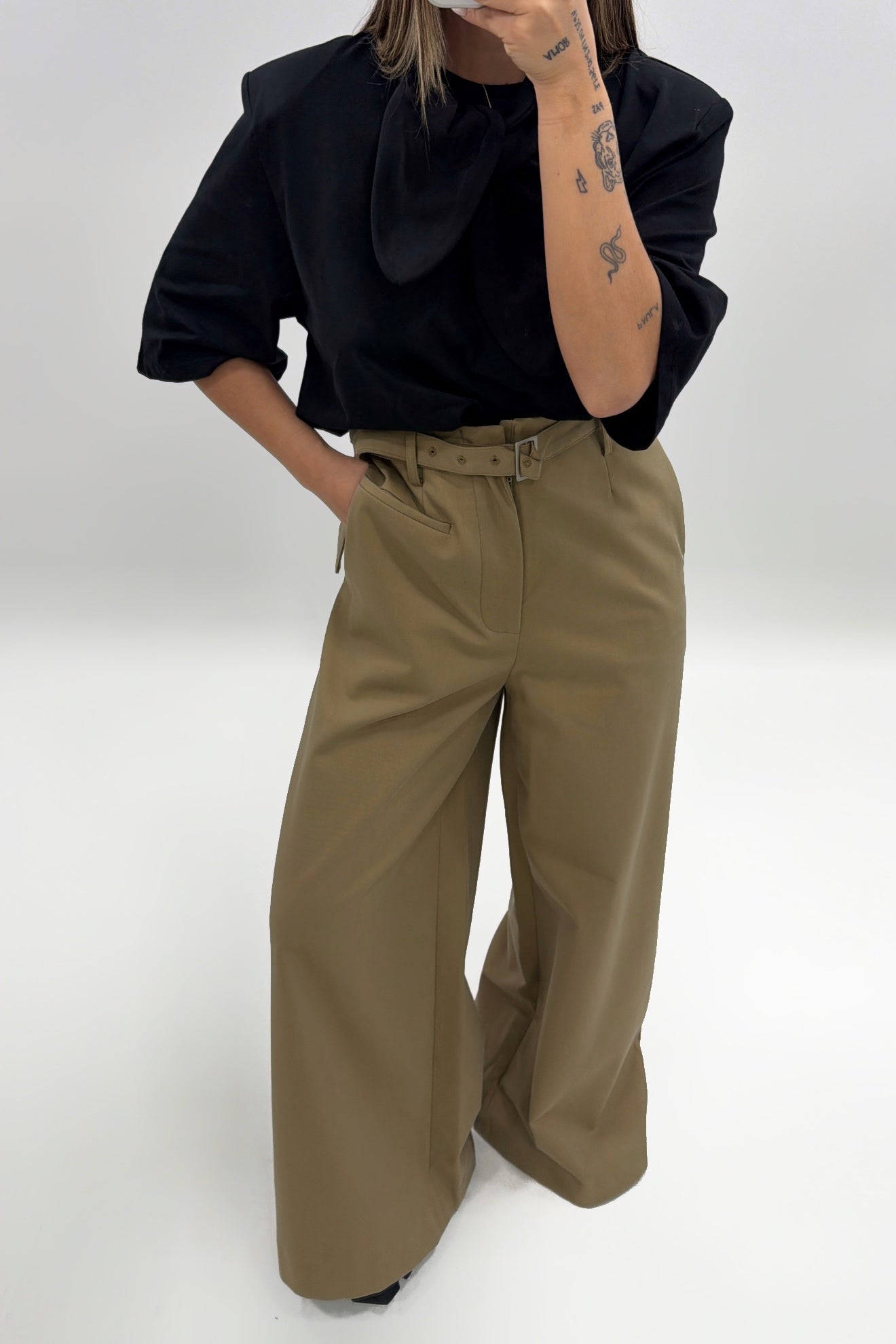 PANTALÓN CON CINTURÓN