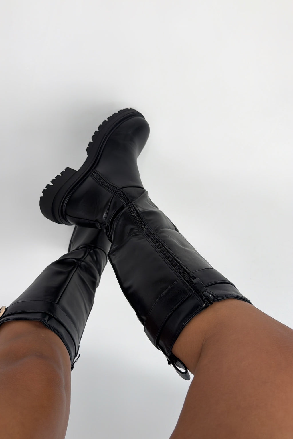 BOTAS PLANAS CON HEBILLA