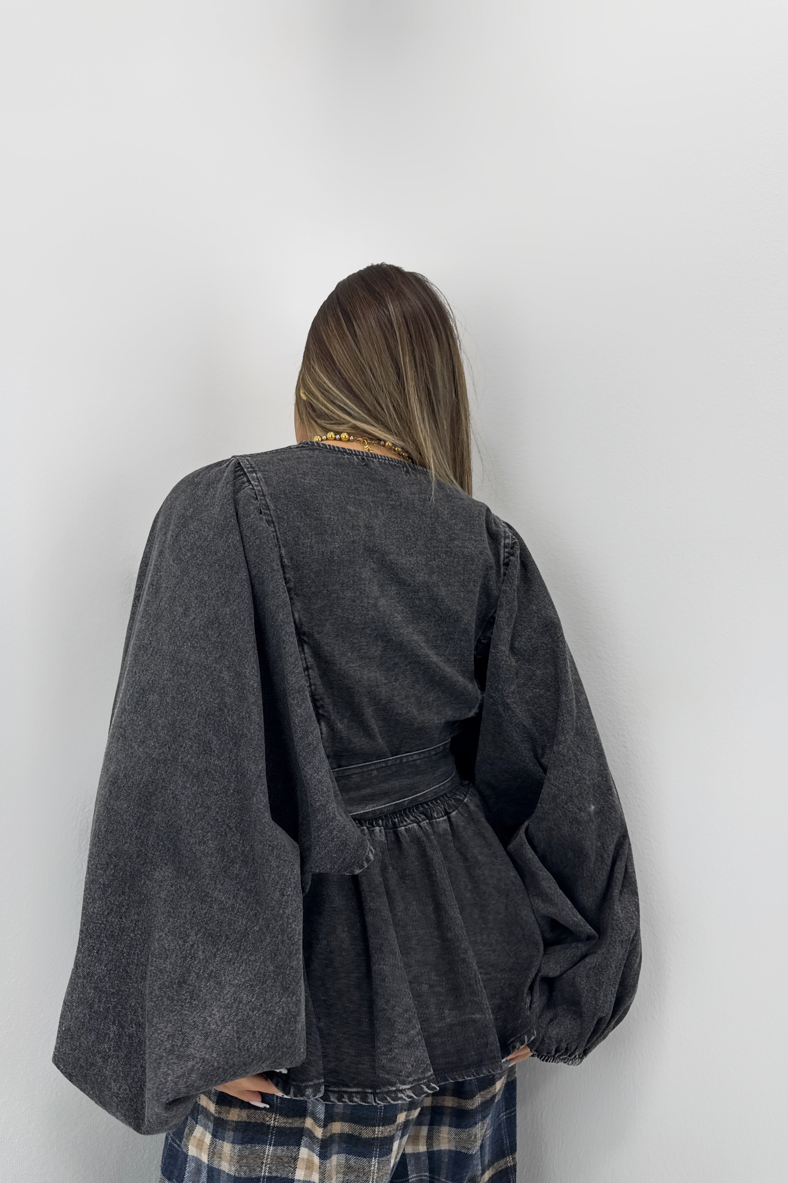 CAMISA DENIM CON CINTURÓN